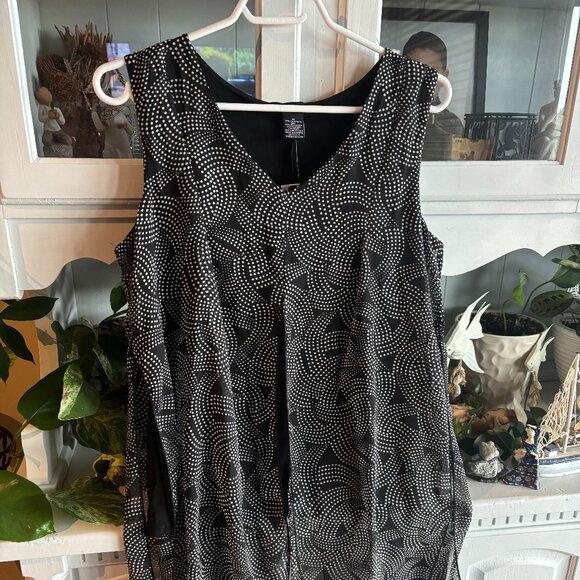 M (NWT) Flowy black and white tank top - Picture 2 of 2